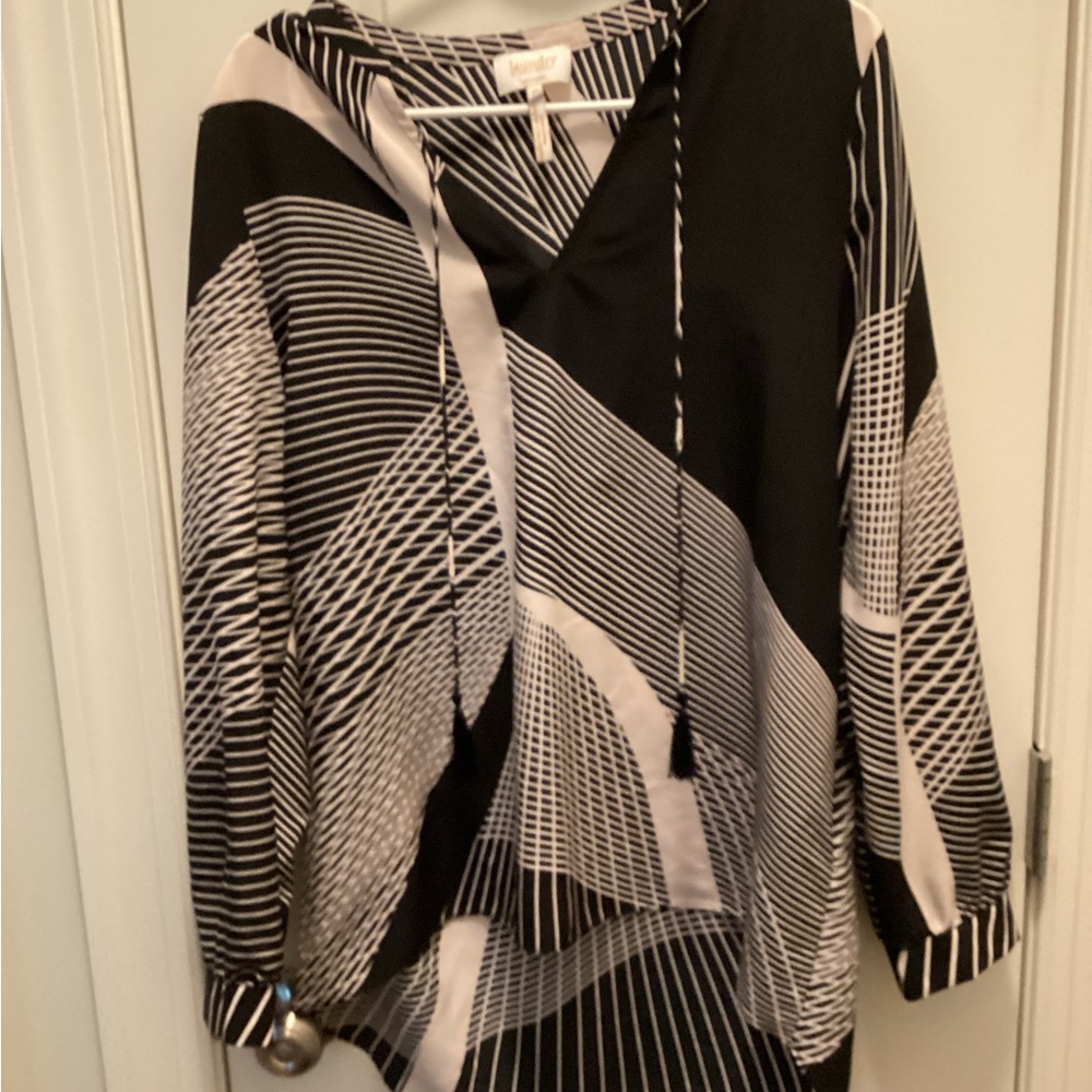 Laundry By Shelli Segal Black and White V-Neck Tunic loose fit Blouse
